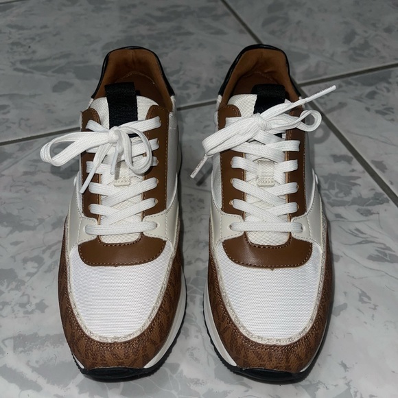 MK Monique Mixed-Media Trainer - Picture 3 of 10